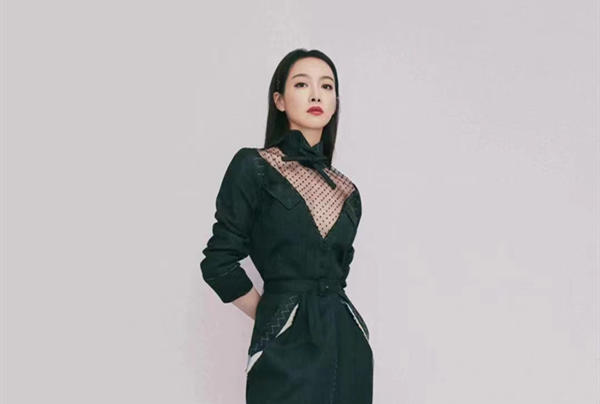 宋茜现身时尚展览活动 黑色解构撕边裙彰显个性魅力